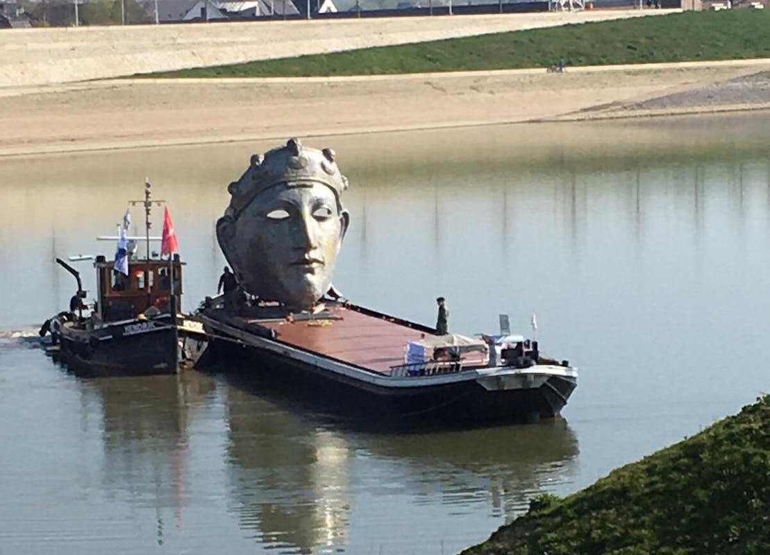 6 meter hoog Romeins masker aangekomen bij Spiegelwaal ...