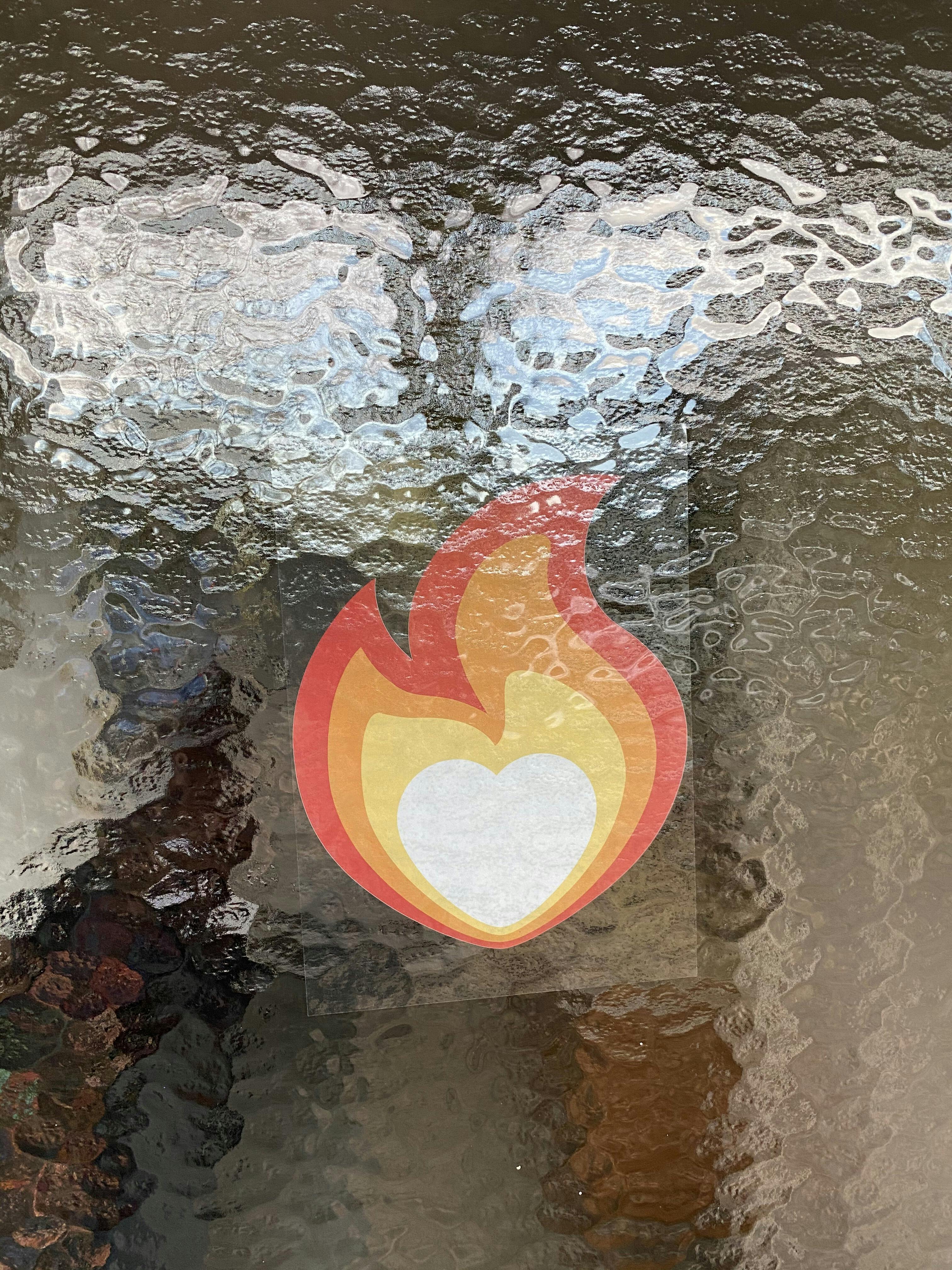 Zie jij ook een vlam op een raam of deur?