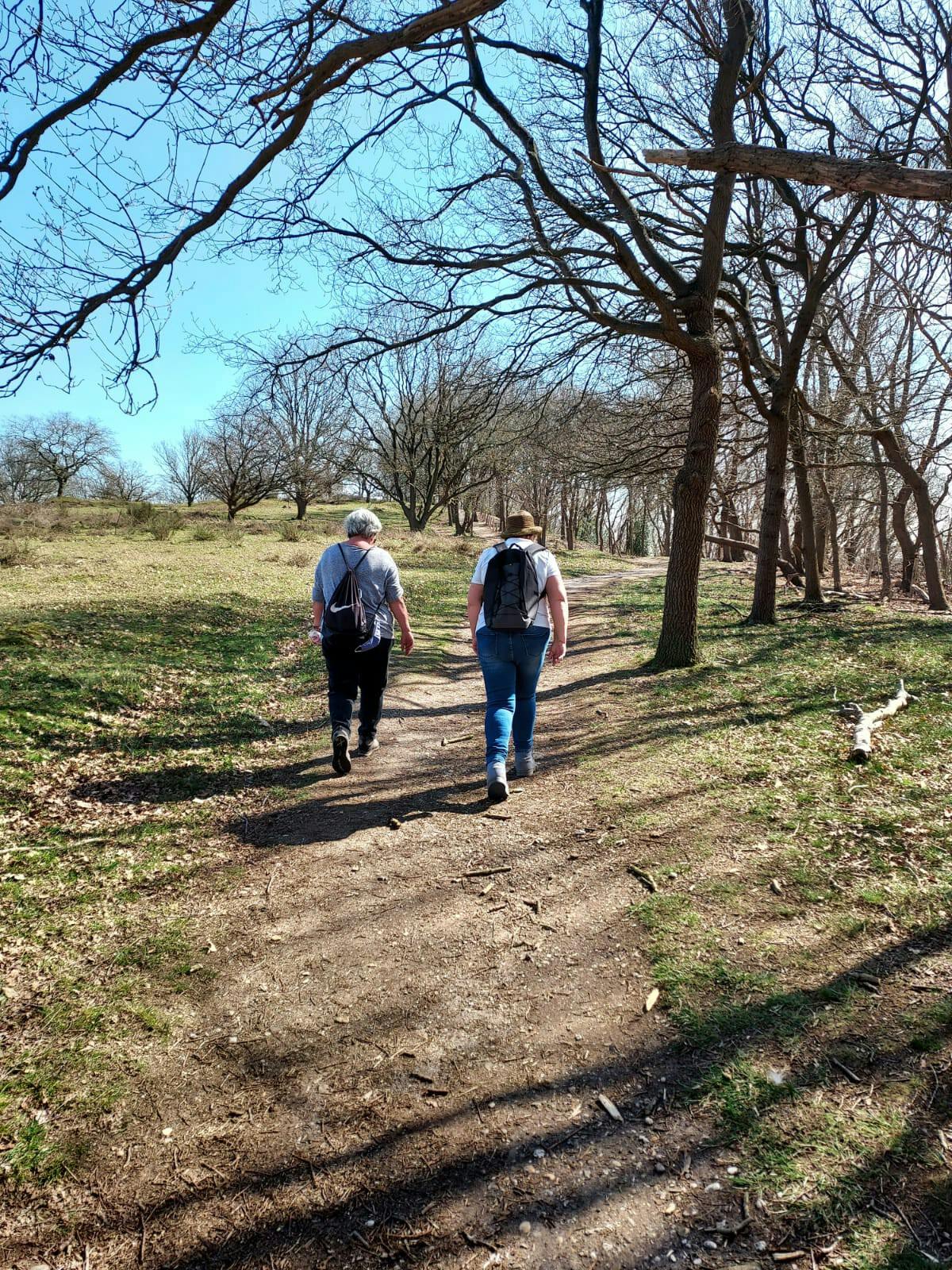 Samen een wandeling maken en daarna uitrusten met een kop koffie