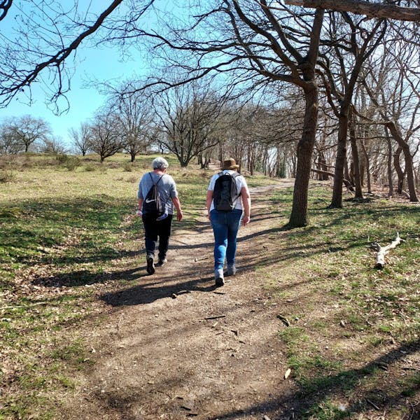 Samen een wandeling maken en daarna uitrusten met een kop koffie