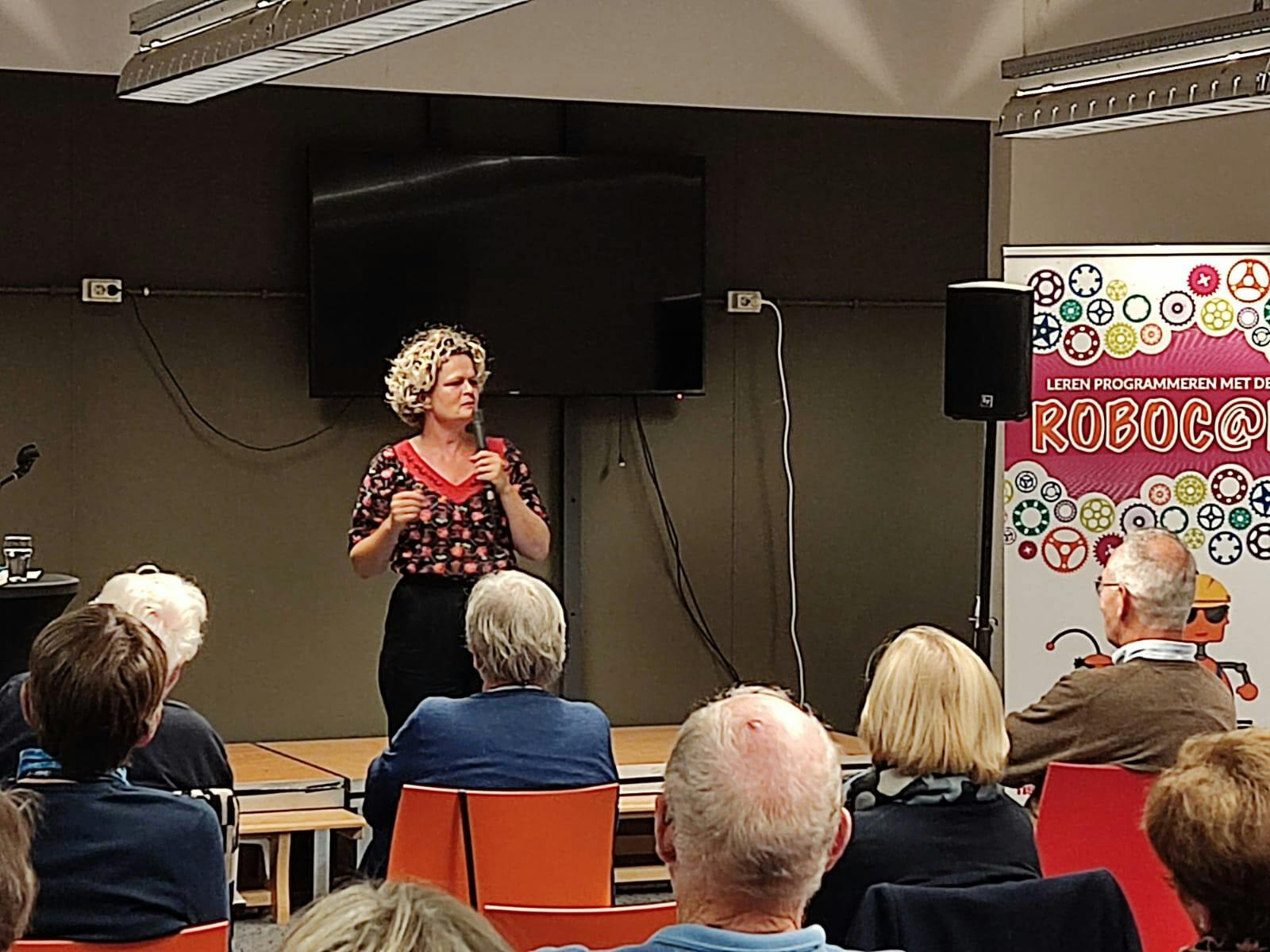 Enthousiaste bezoekers bij lezing Anne-Gine Goemans in Bibliotheek