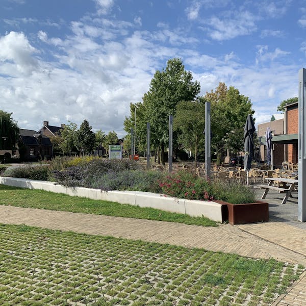 Schouders eronder voor gezellig plein Maashees