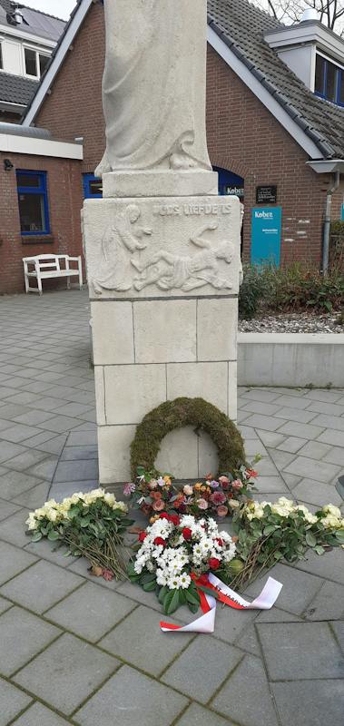 Bloemen en Krans weggehaald bij oorlogsmonument | in berichten op ...