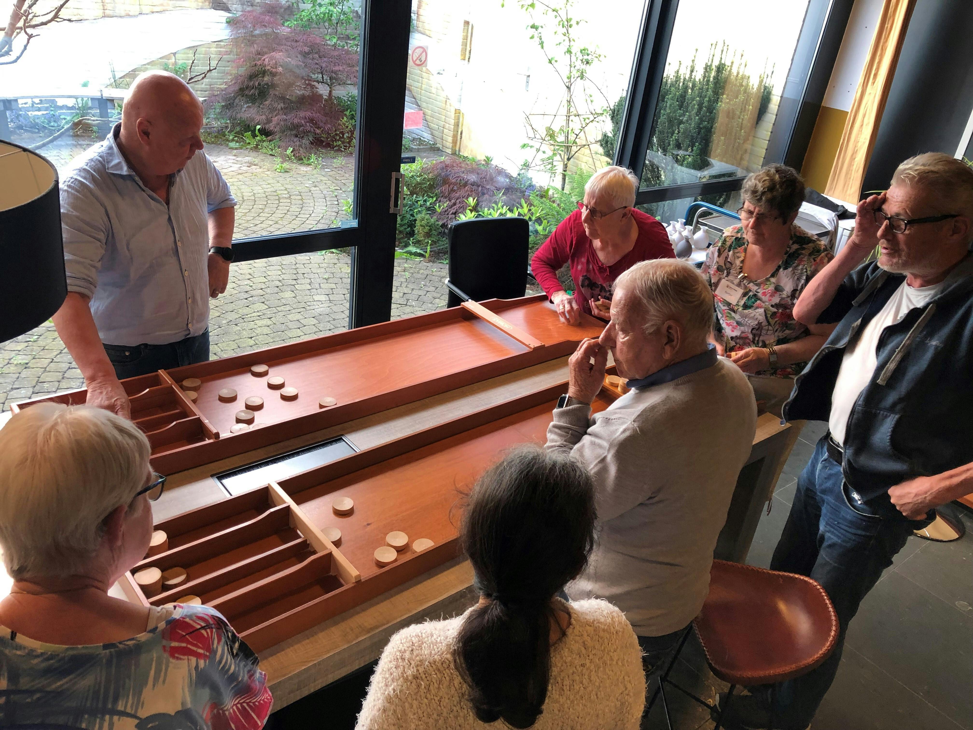 Sjoelen op het koffieplein