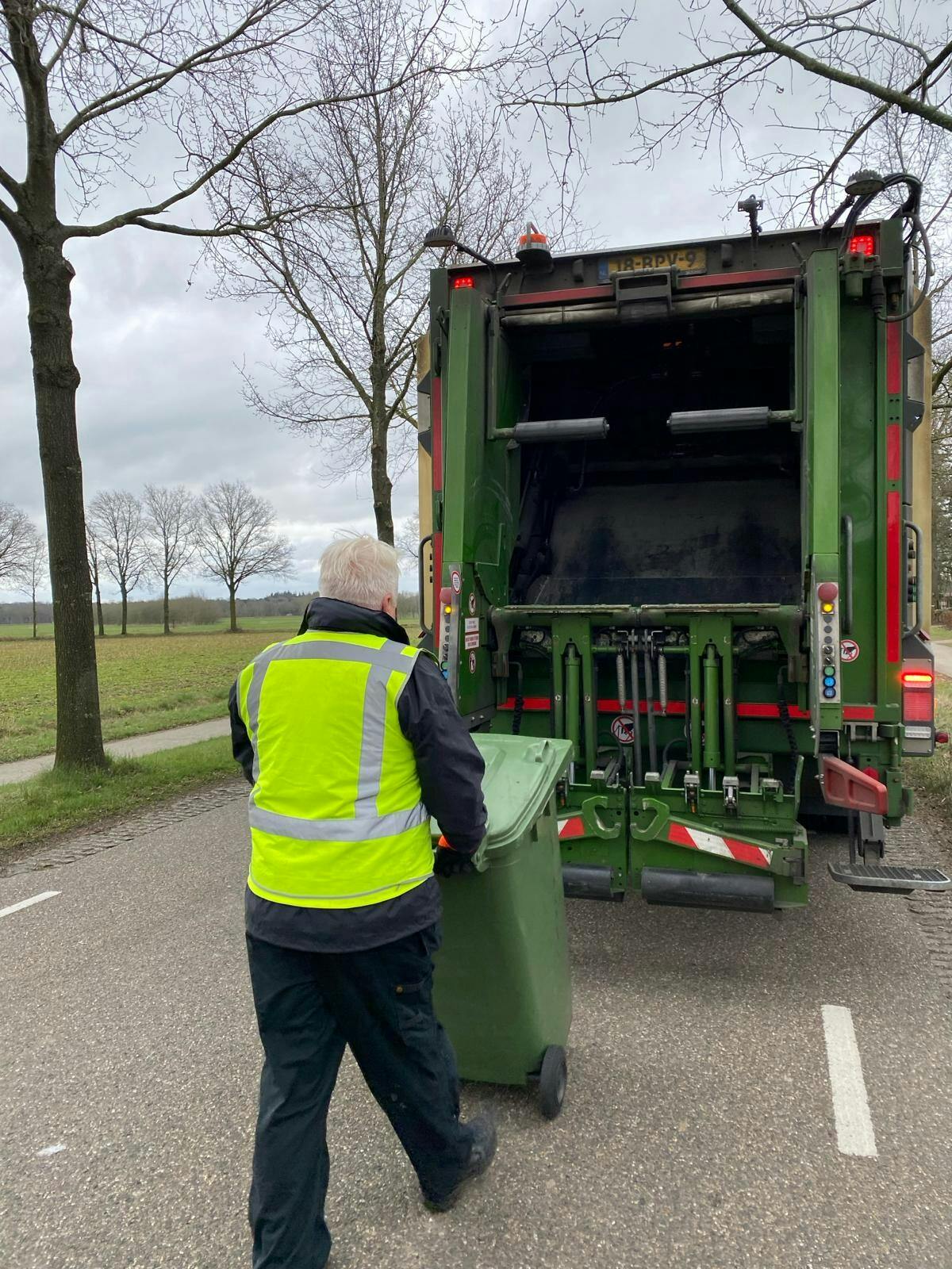 Sirena haalt oud papier op in Hooge Mierde