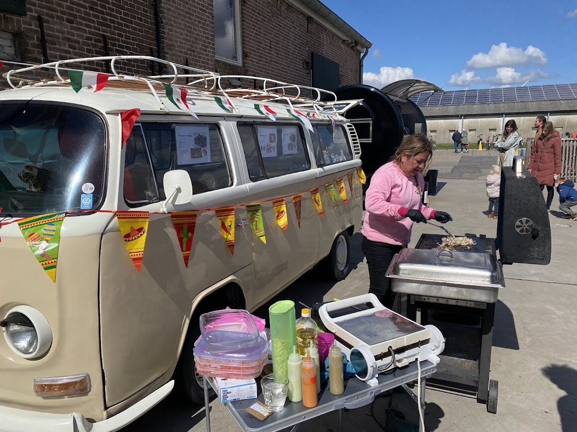 Markt en muziek bij "Brielse Boer" bezorgde velen een hele leuke zondagmiddag