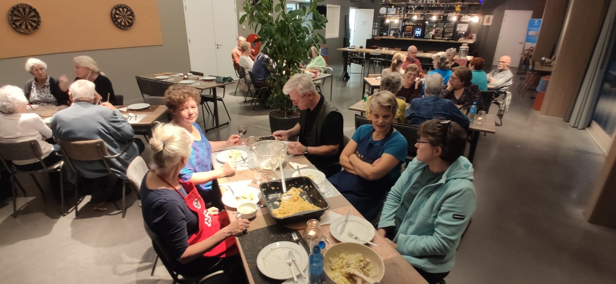 Aanschuiven voor de heerlijke maaltijd