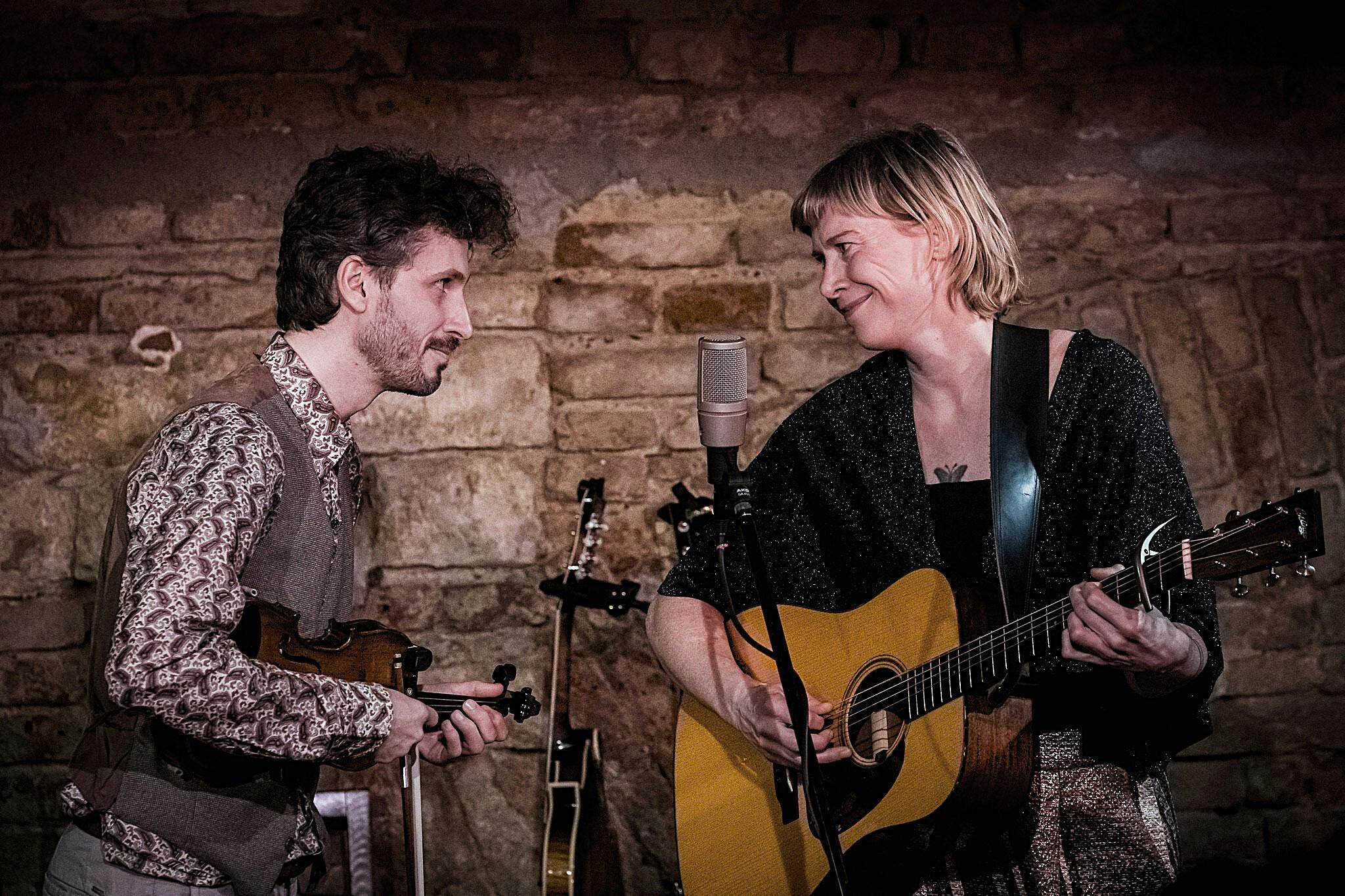 Loes en Honda in "Het Zevende Huis"