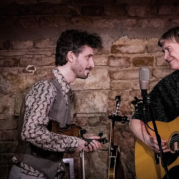 Loes en Honda in "Het Zevende Huis"