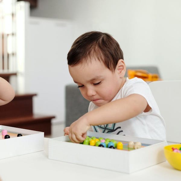 Samen jonge kindjes helpen ontwikkelen