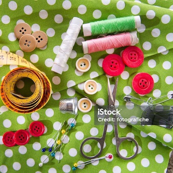 Kruip achter de naaimachine