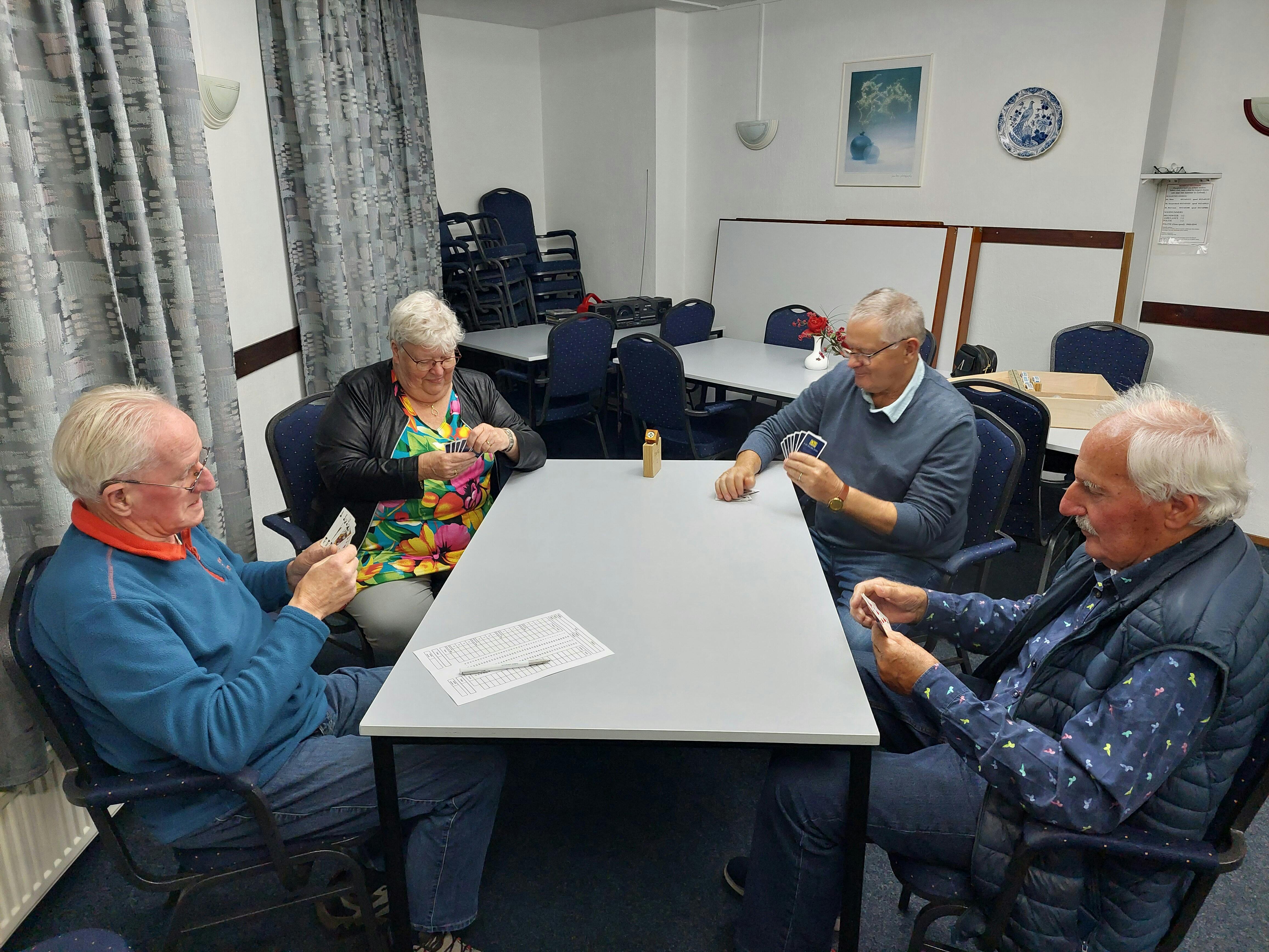 Klaverjassen voor senioren in Huygenshof