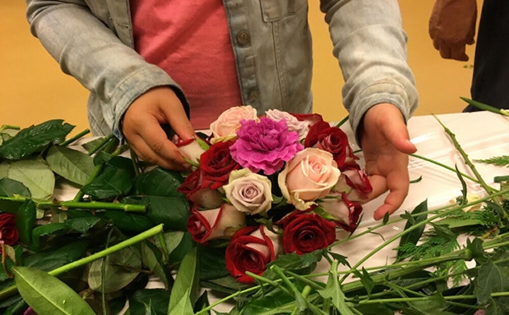 Bloemschikken in de ochtend 