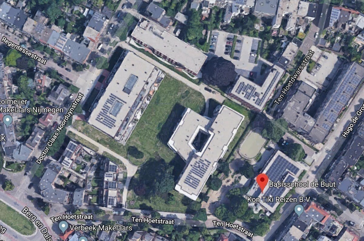 Schoolplein De Buut krijgt hek van 1,80 meter, gemeente moet op zoek naar andere speelplek