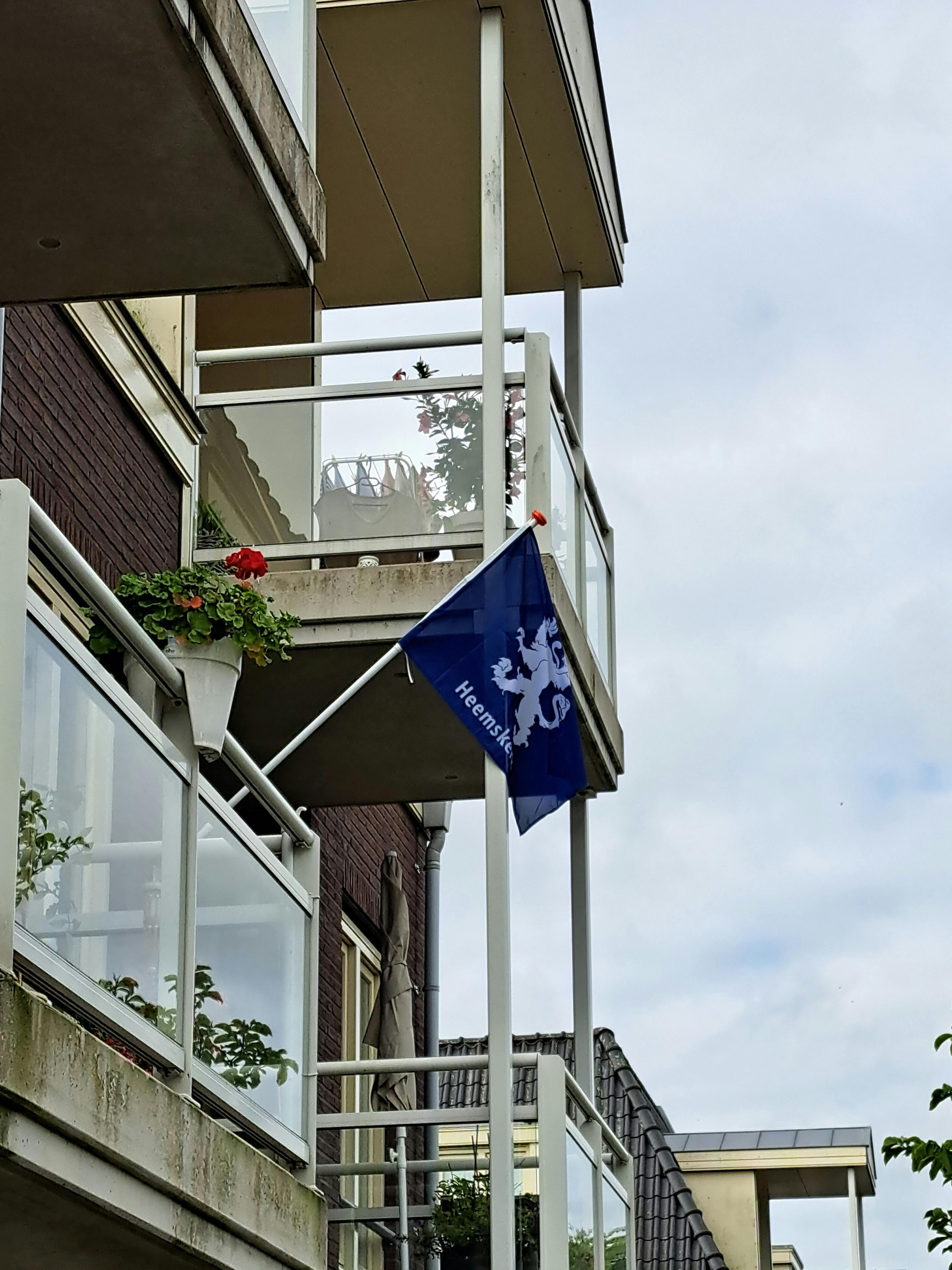 De vlag uit. 