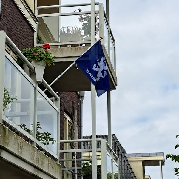 De vlag uit.