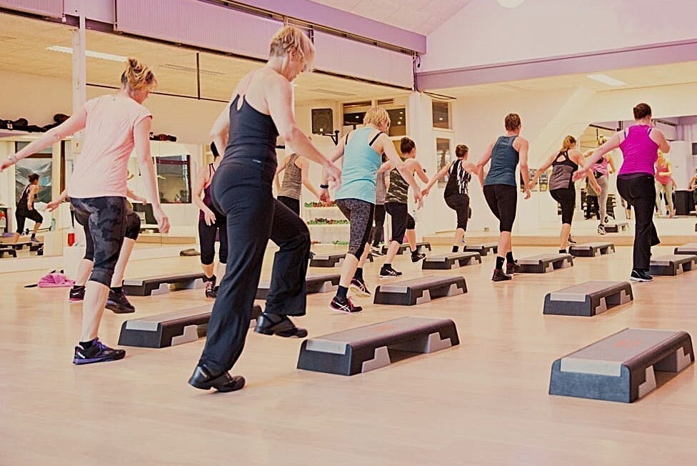 Sport/beweeglessen op muziek, fit en gezellig!