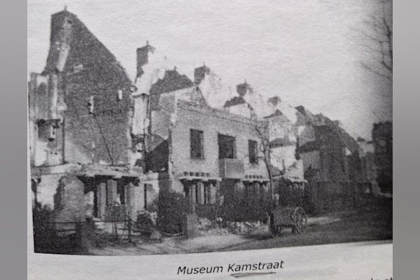 De Museum Kamstraat na de brandstichting. Fotoarchief de heer Hoge.