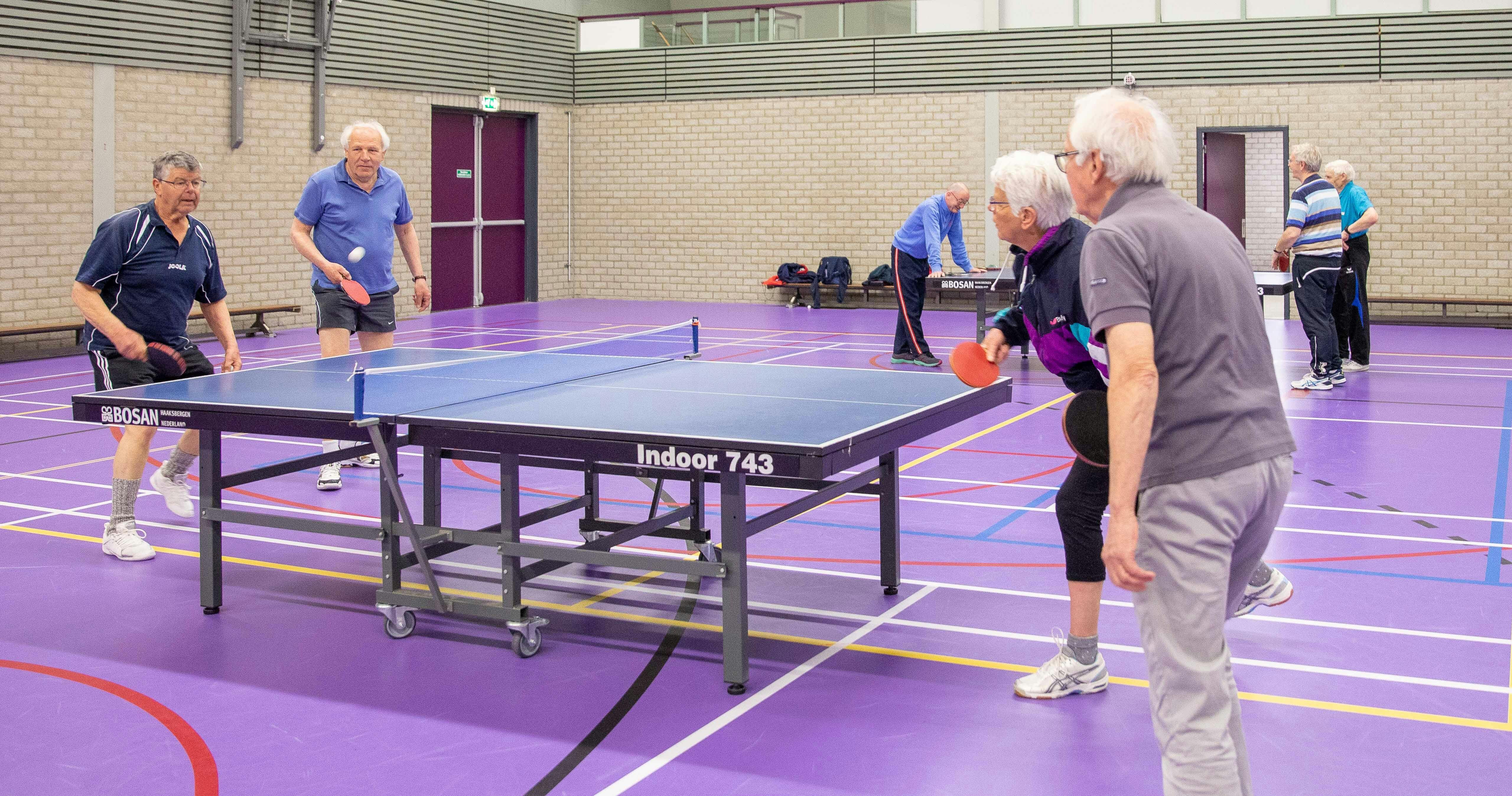 Tafeltennissen in de Lindenhof