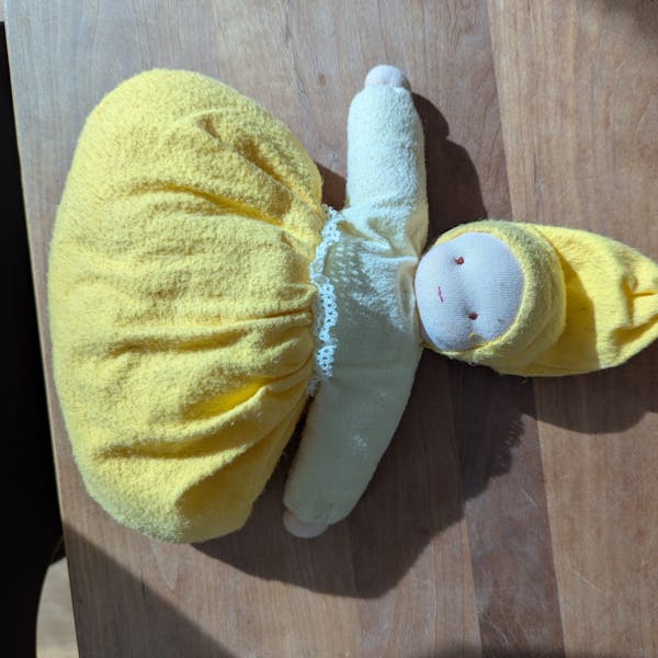 Gevonden: gele pop knuffel.