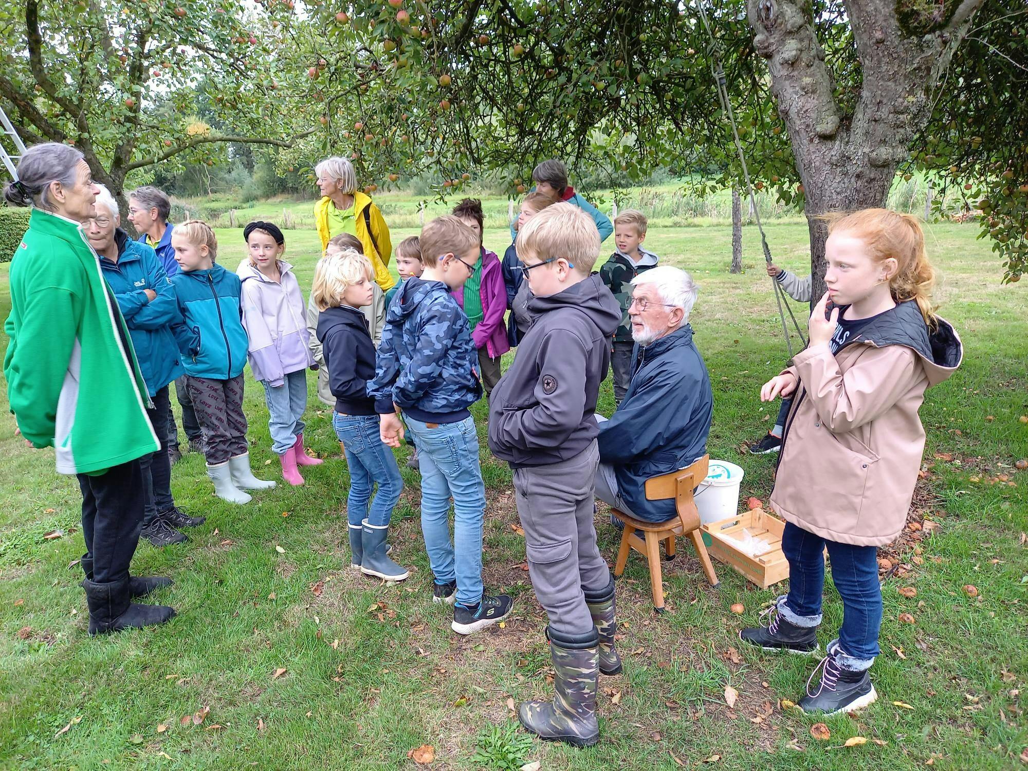 Jeugd en natuur ontmoeten elkaar in de boomgaard van Toos Ermers
