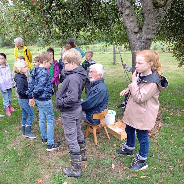 Jeugd en natuur ontmoeten elkaar in de boomgaard van Toos Ermers