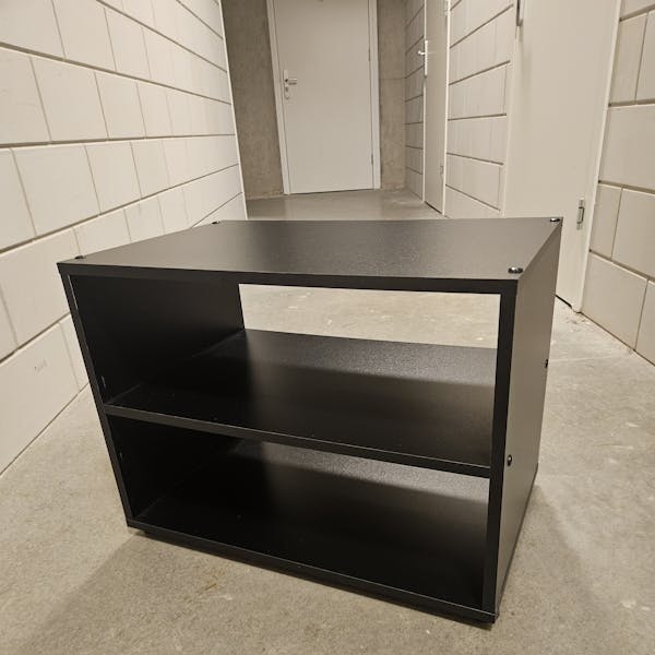 Mooie zwarte kleine kast