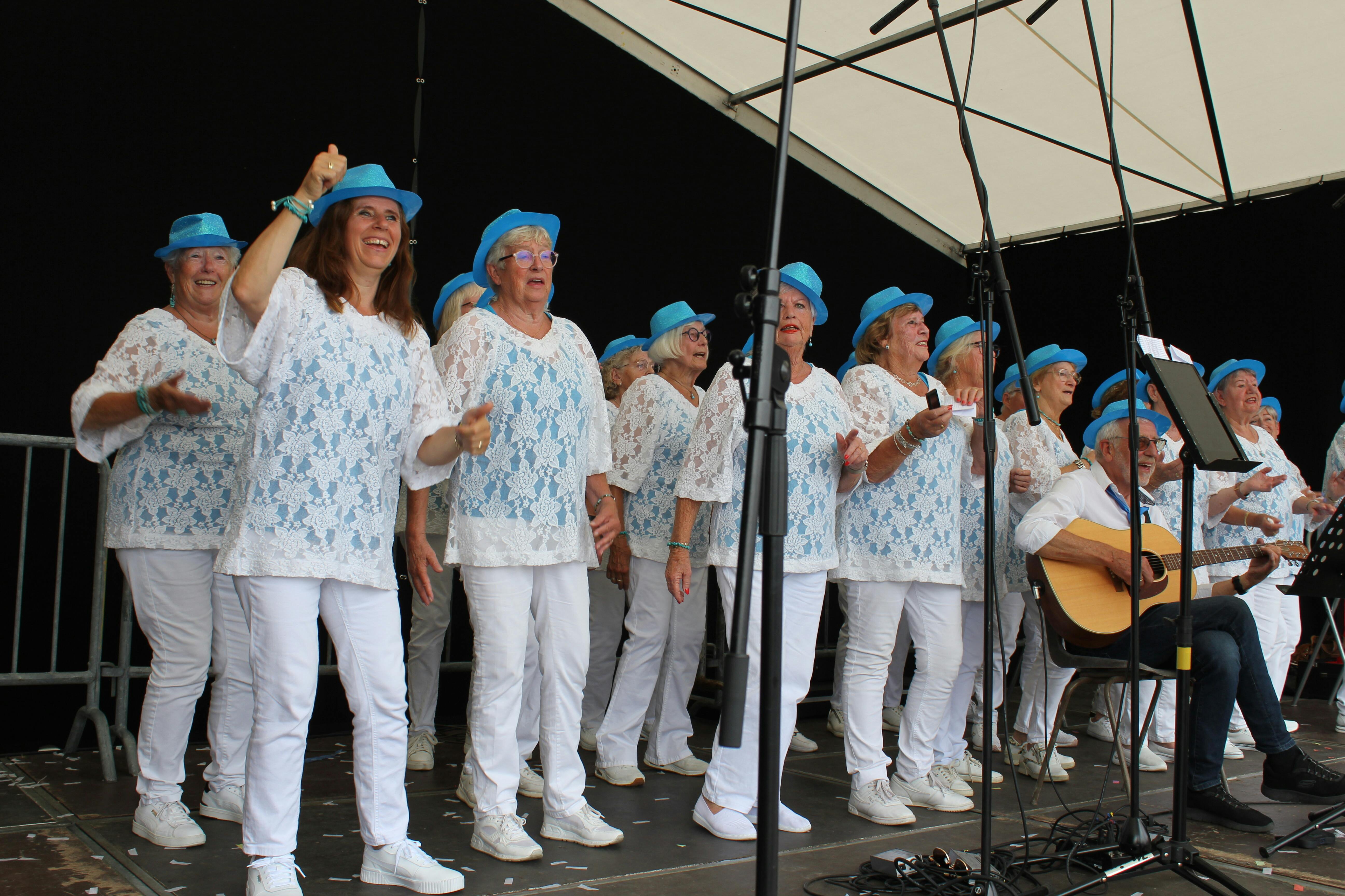 Zingen is gezelligheid voor iedereen. Kom eens meezingen met een vriendin of buurvrouw