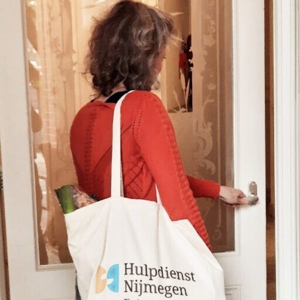 Een denker een drempel over helpen