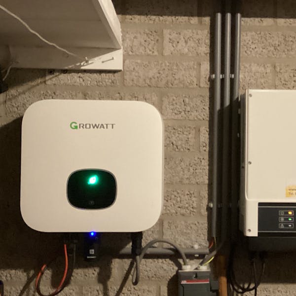 Koppel de omvormers aan het netwerk