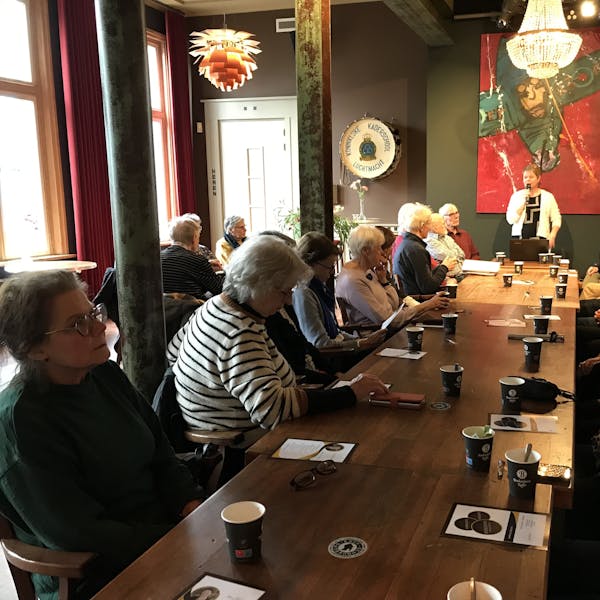 Ambulante begeleidster van Koninklijke Visio te gast bij Oogcafé