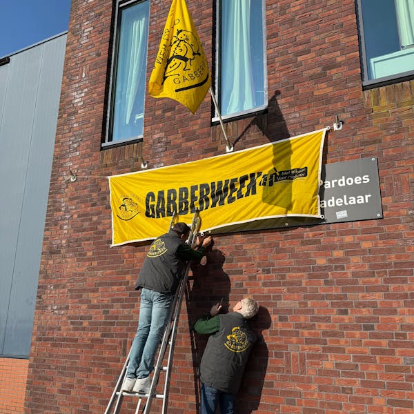 Vier de verjaardag van Gabberweek!