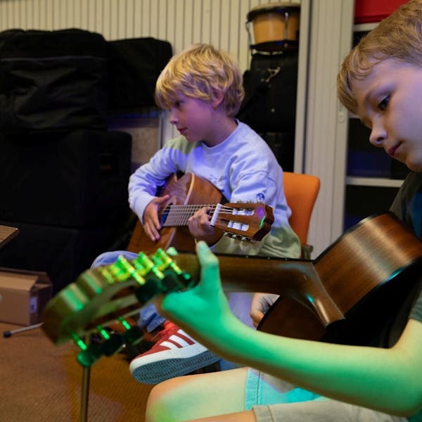 Meld je aan voor gitaarlessen in de Bibliotheek