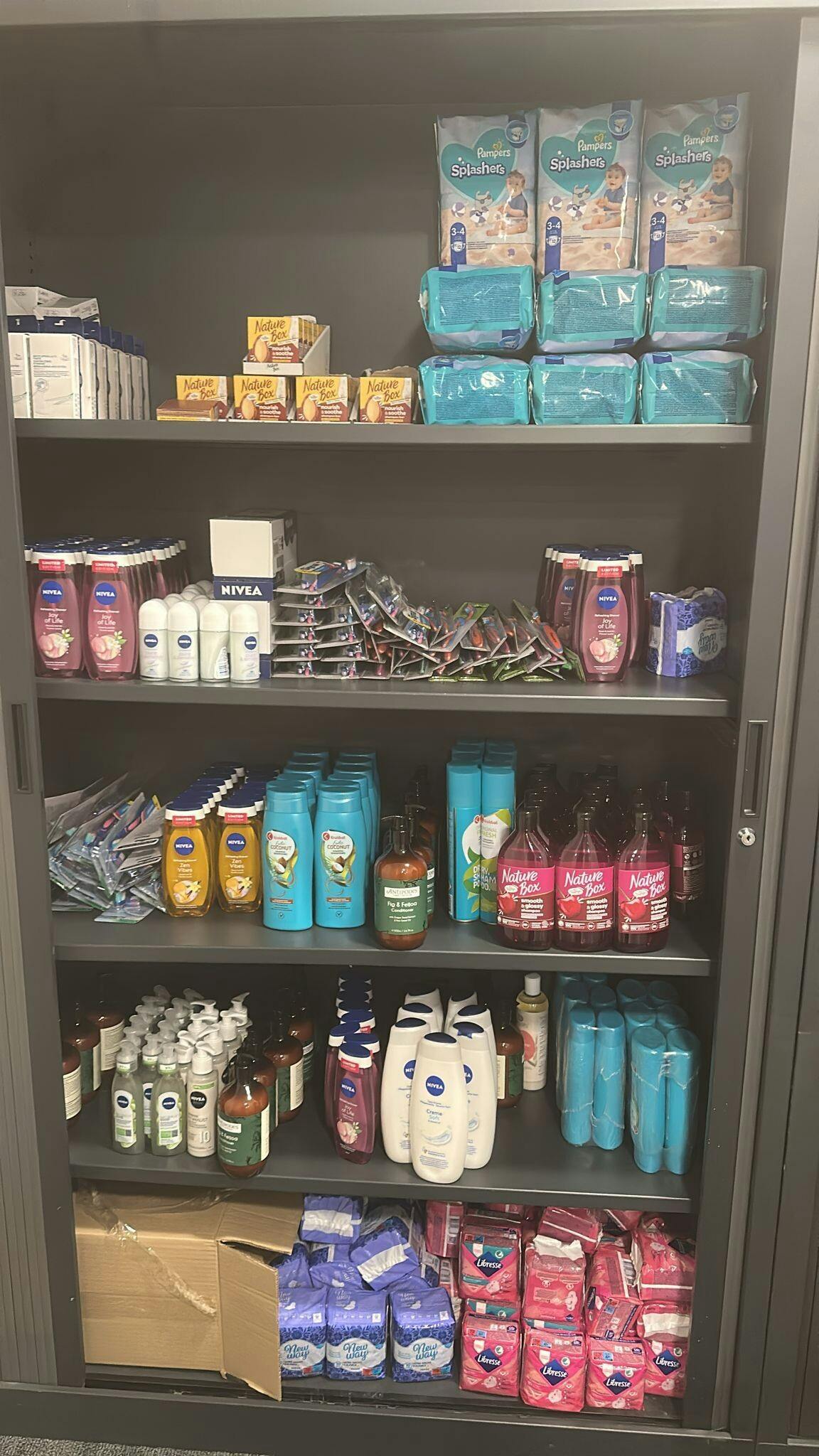 Samen delen: ISK is uitgiftepunt voor menstruatieproducten en heeft een weggeefkast