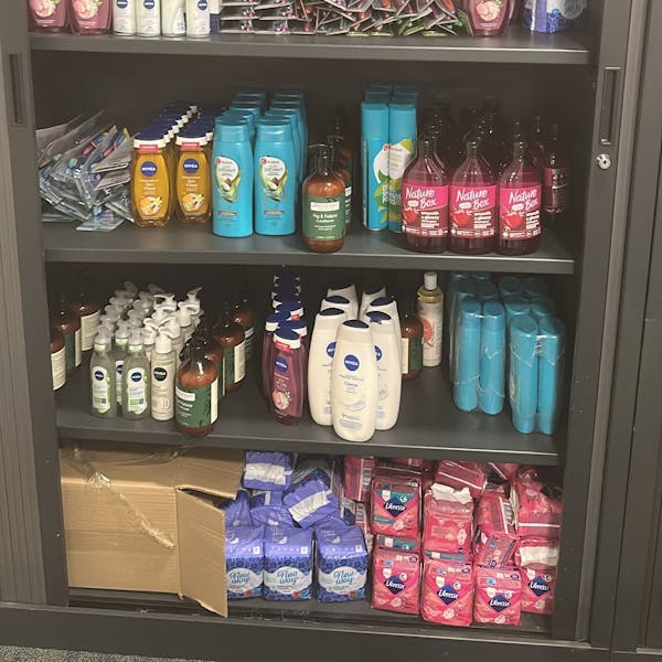 Samen delen: ISK is uitgiftepunt voor menstruatieproducten en heeft een weggeefkast