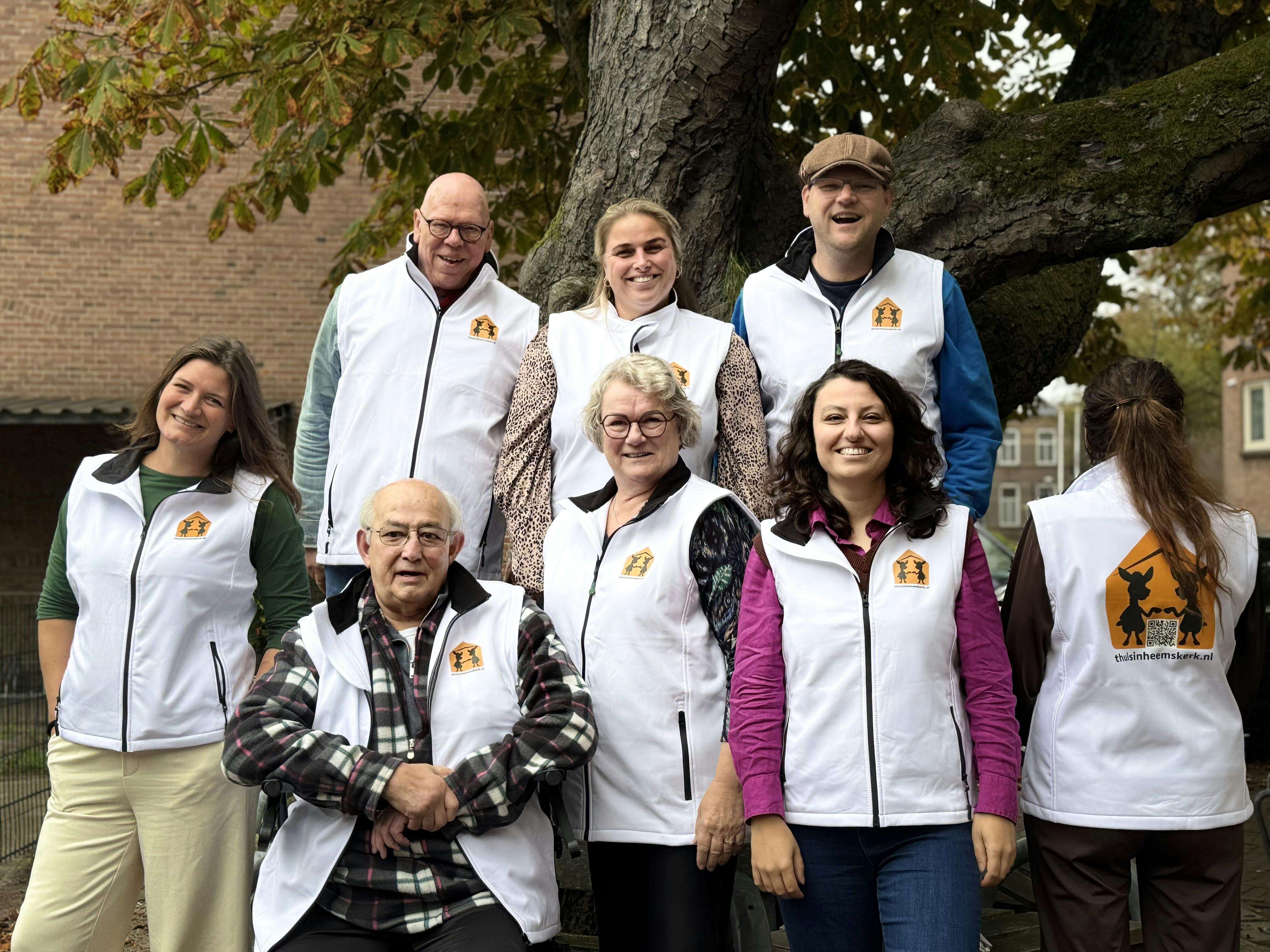 Stralend in stijl: Nieuwe outfits voor onze buurt- en wijkverbinders