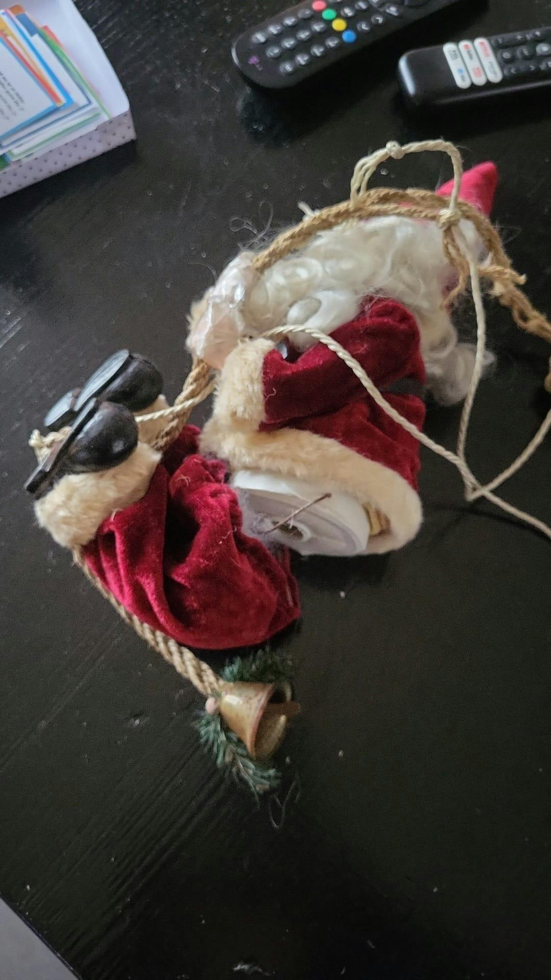 Het Repair Café Boxmeer repareert ook kapotte kerstmannen