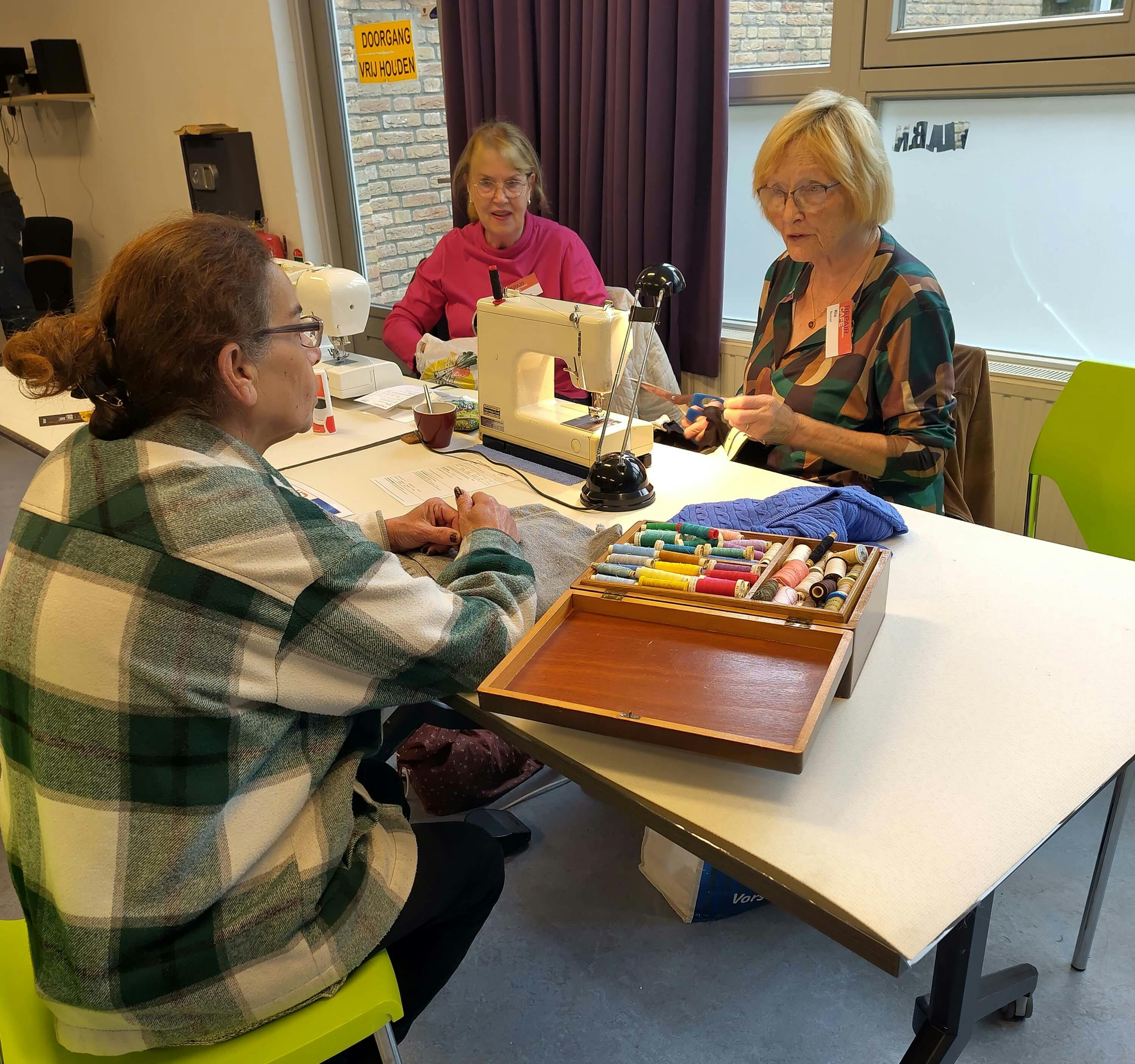 Kom met je kapotte kleding naar het Repair Café Boxmeer!
