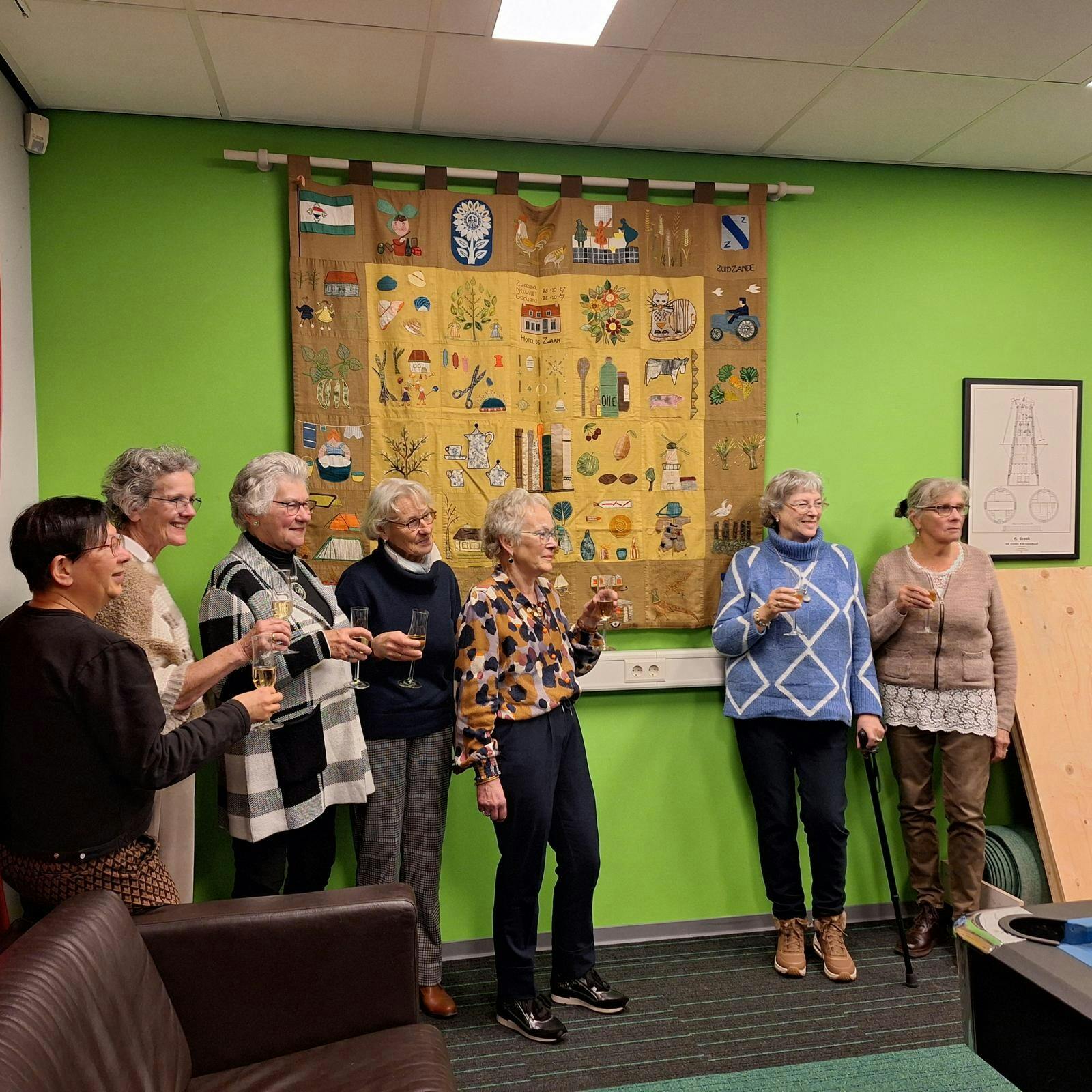 Onthulling wandkleed Vrouwen van Nu 