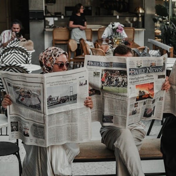 Oude kranten gezocht voor jonge wijkgenoot