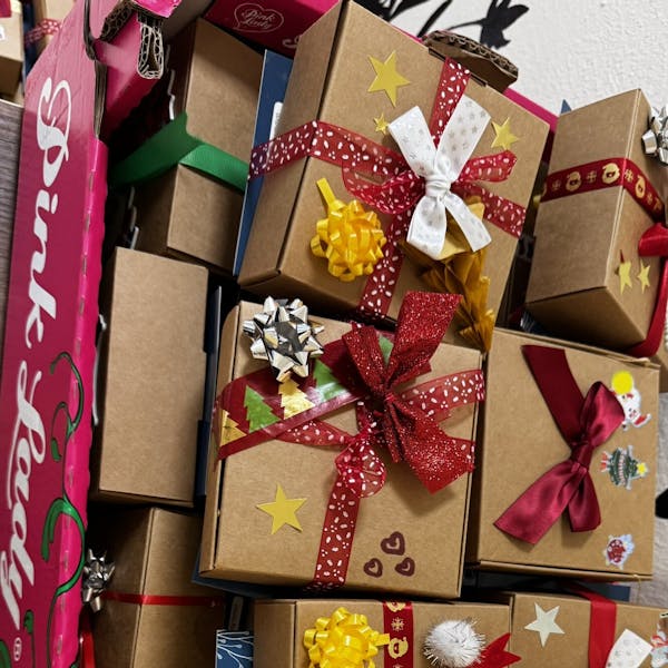 Kerstcadeutjes inpakken programma