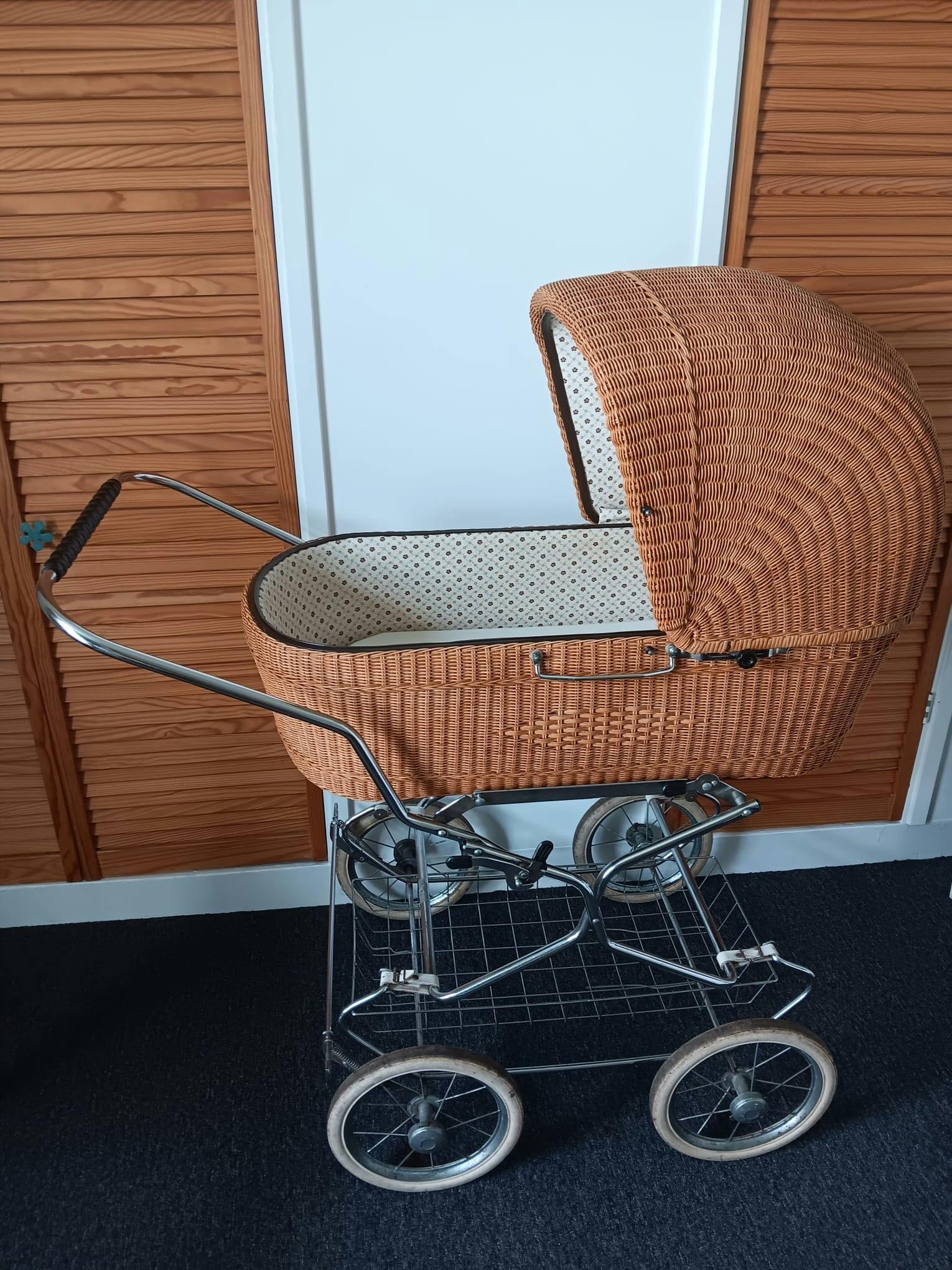 Rieten kinderwagen + laken en dekentje 