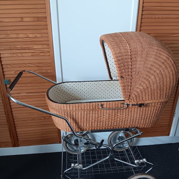 Rieten kinderwagen + laken en dekentje