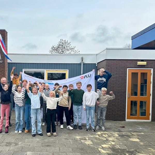 Kinderen van Jozef en Mariaschool hijsen vlag voor de toekomst