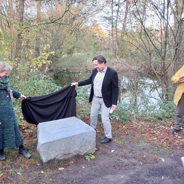 Onthulling gerestaureerde steen met gedicht in Wijkpark De Strepen