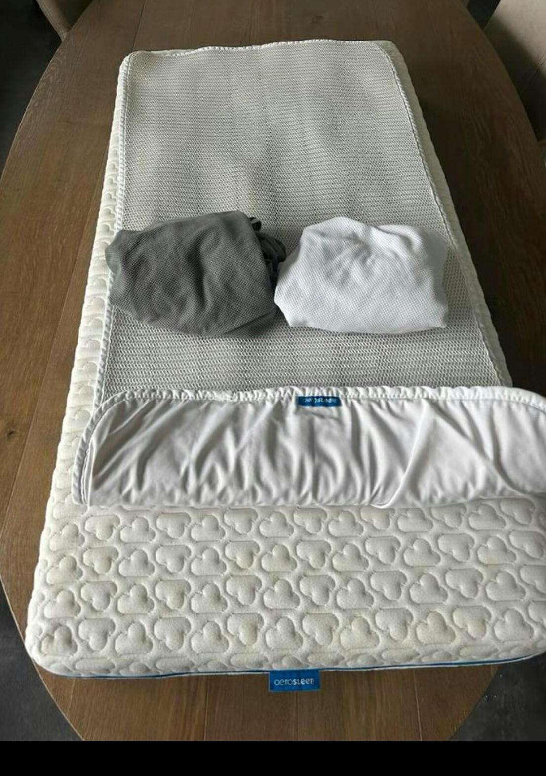 Aerosleep matras voor ledikant. Compleet met topper en 2 hoeslakens 