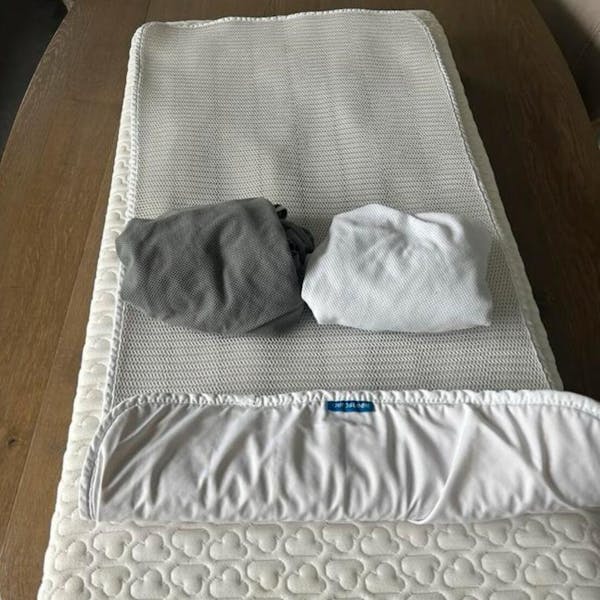 Aerosleep matras voor ledikant. Compleet met topper en 2 hoeslakens