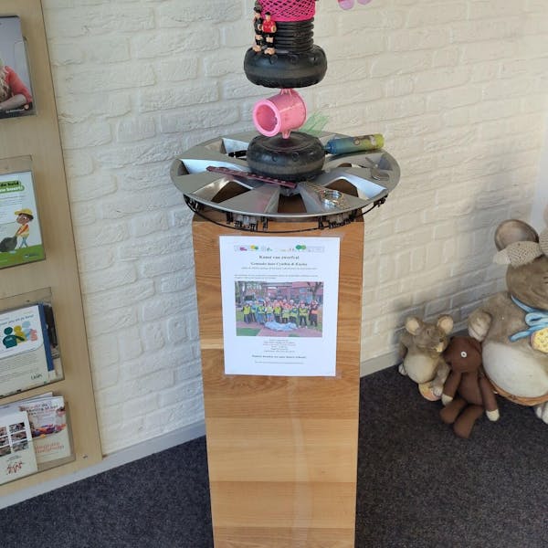 Kunst van zwerfafval in de Driewiek