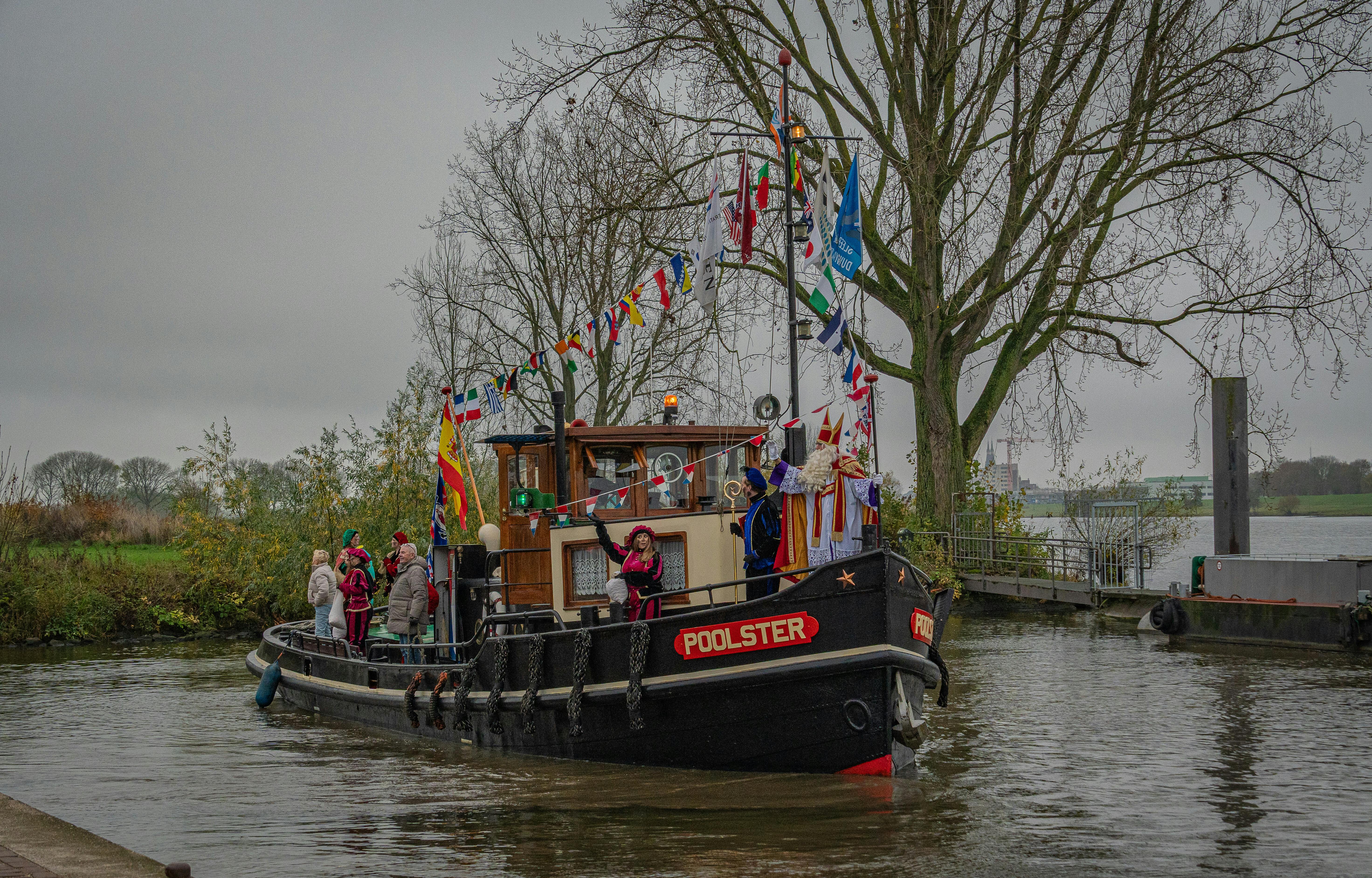 Sinterklaas feestelijk aangekomen in de haven van Mook