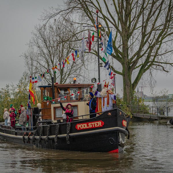 Sinterklaas feestelijk aangekomen in de haven van Mook